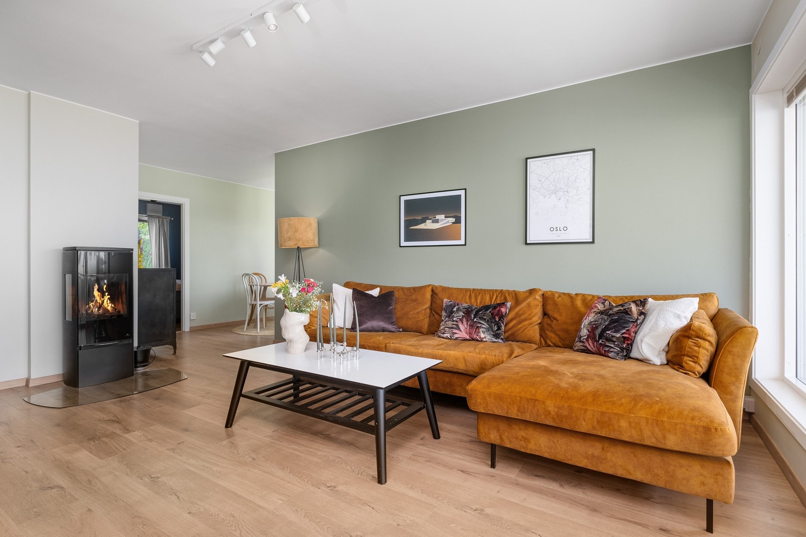 Romslig stue på ca. 24,5 m² med egen spiseavdeling. Pent laminatgulv er lagt i alle boligens rom, med unntak av våtrom Galleribilde