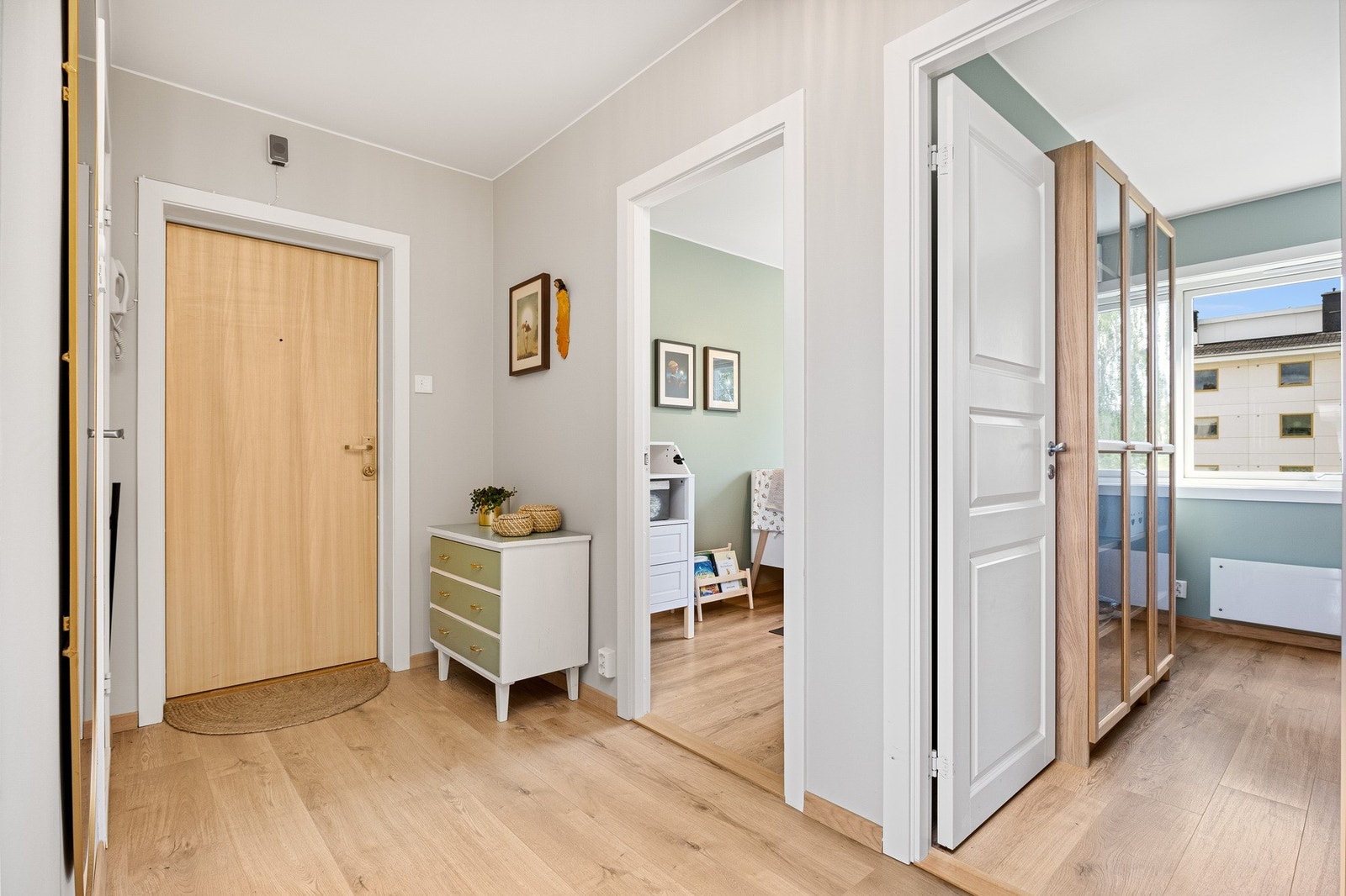 Innbydende og romslig entré på ca. 6,2 m² med plass til å henge fra seg yttertøy og sko Galleribilde