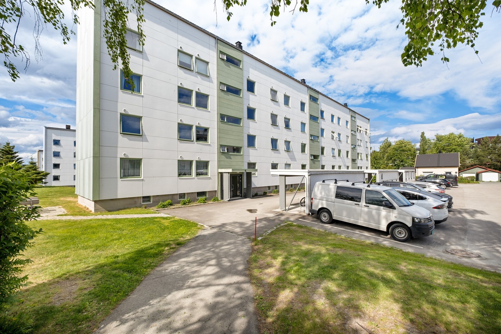 Mulighet for å leie parkeringsplass utenfor, samt sykkelparkering som kan fritt brukes av beboere Galleribilde