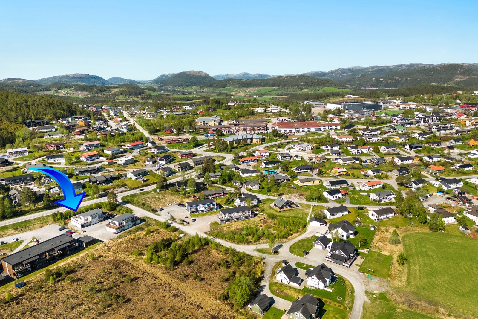 Eiendommen er beliggende i barnevennlig og rolig boligområde på østsiden av Kolvereid sentrum Galleribilde