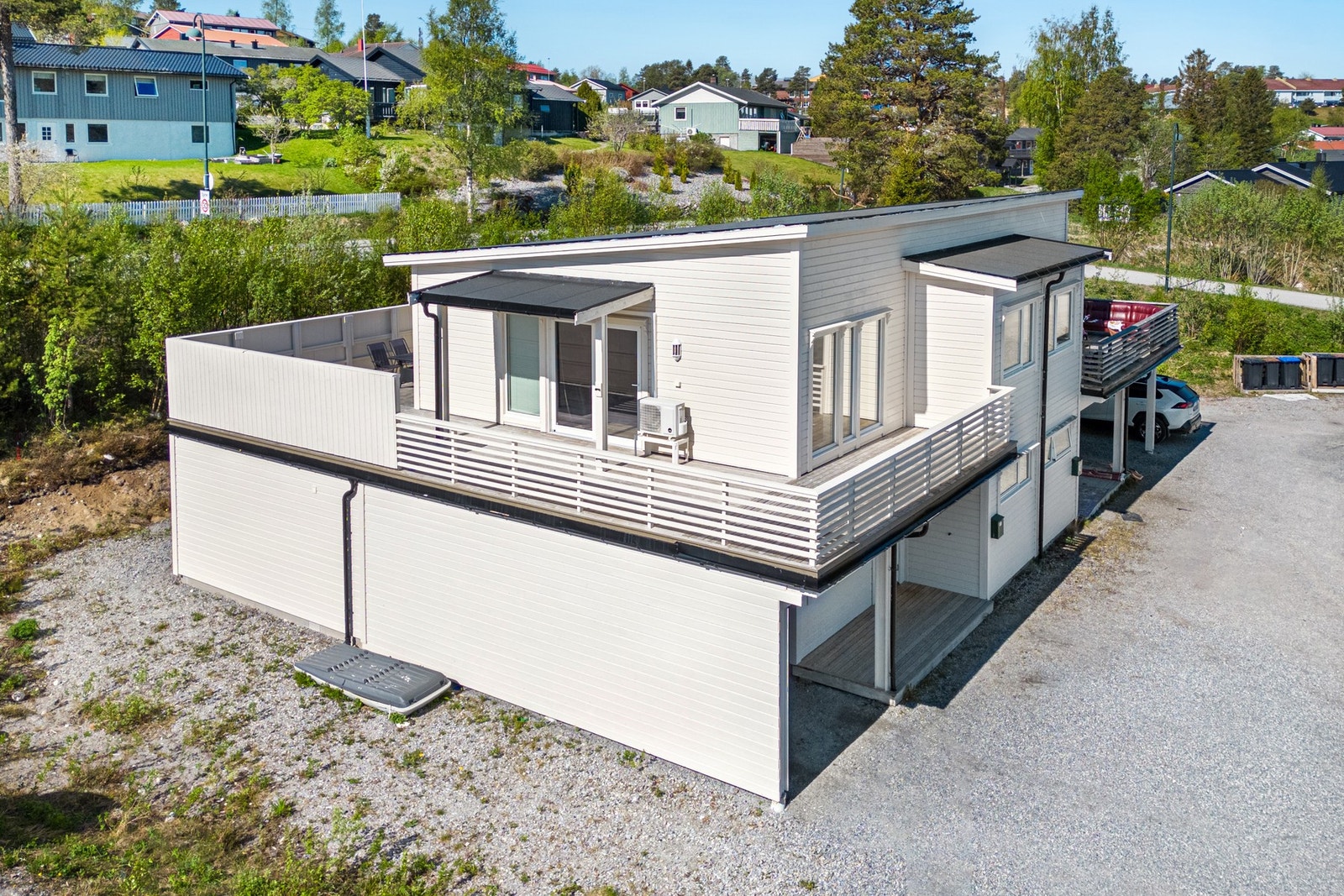 Gruslagt gårdsplass med plass for flere biler og i carport Galleribilde