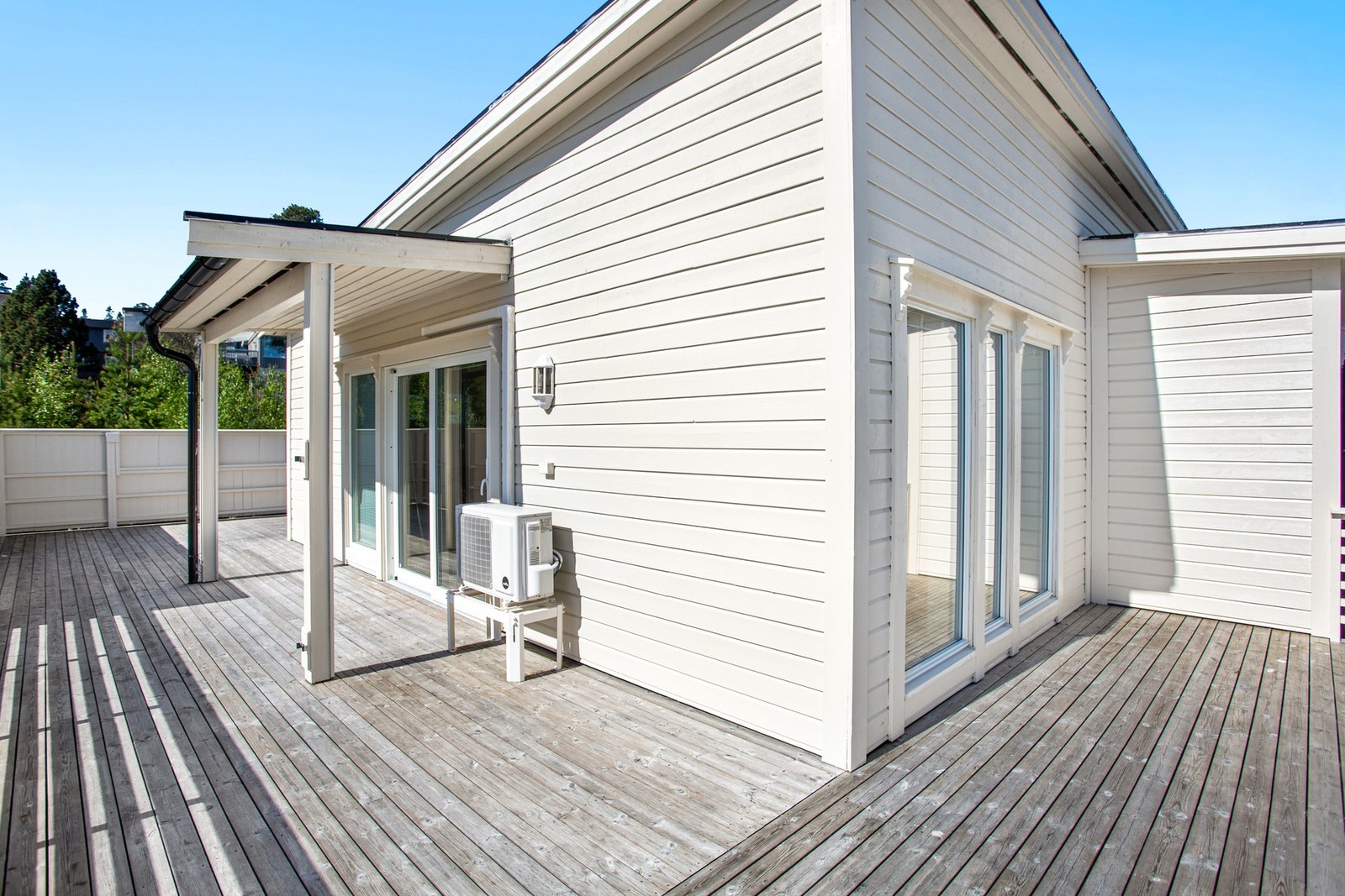 Fra stue er det adkomst til romslig terrasse Galleribilde
