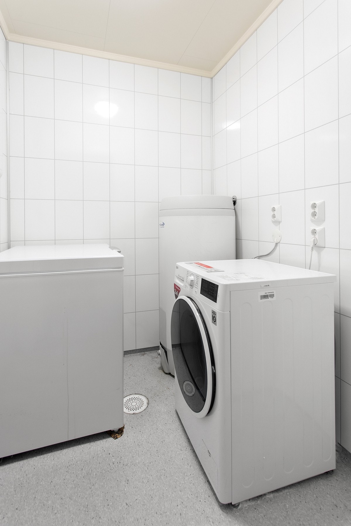 Teknisk rom med opplegg til vaskemaskin Galleribilde