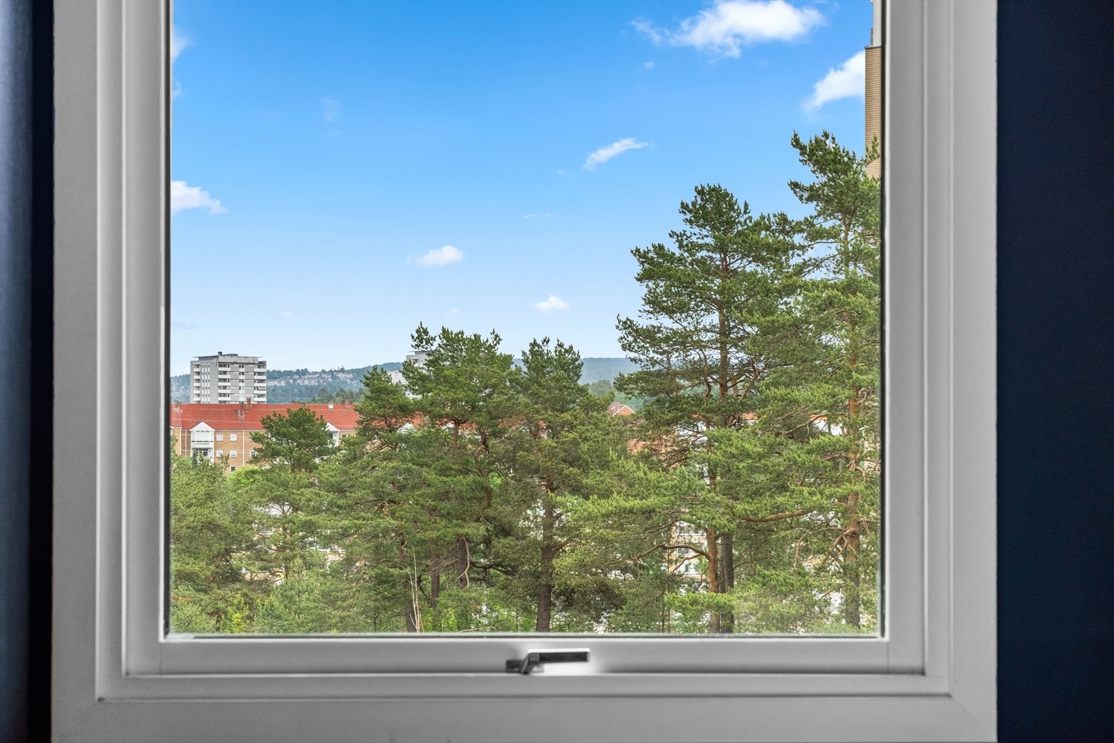 Grønn og langstrakt utsikt fra soveromsvinduet. Galleribilde