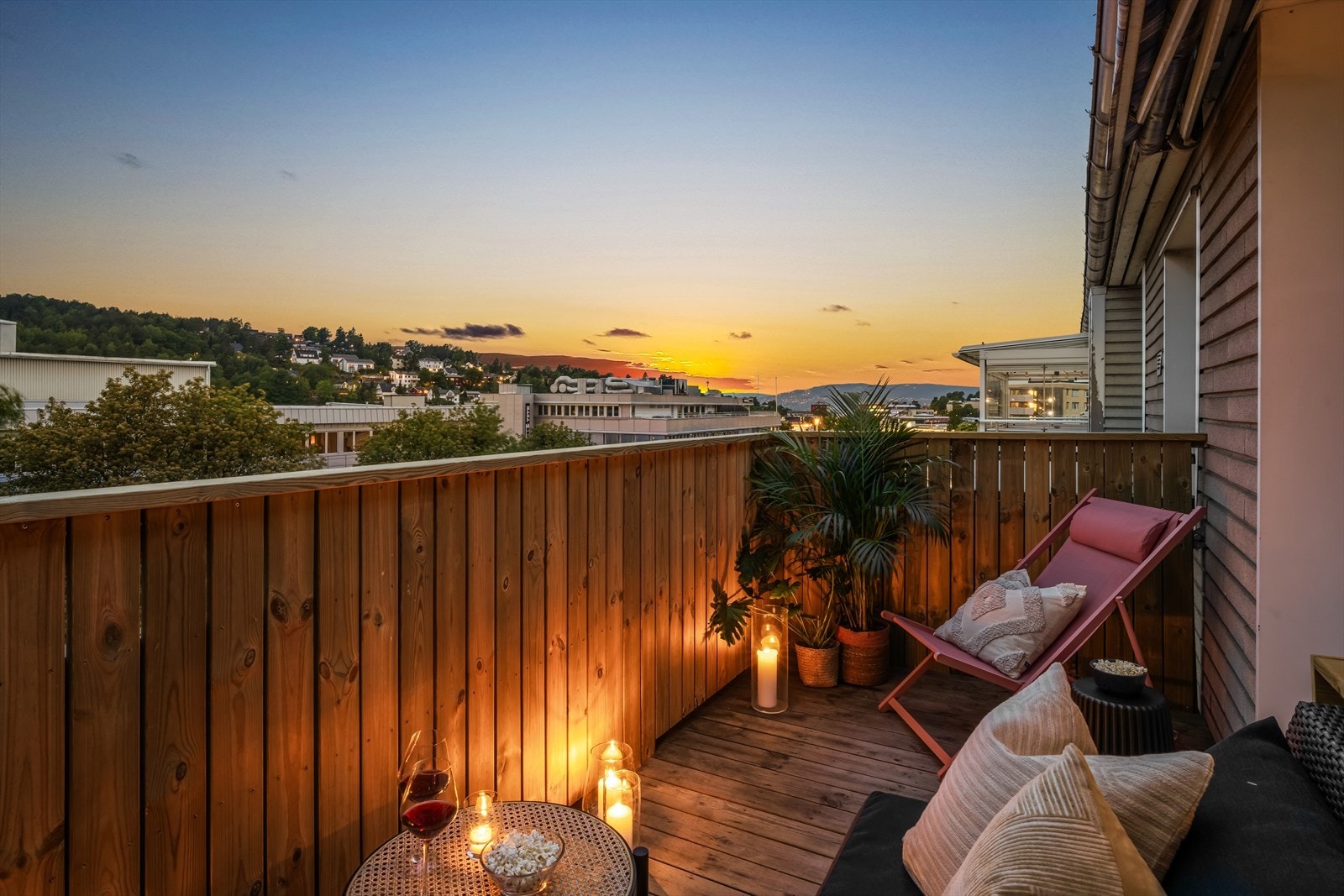 Kveldsstemning på balkongen og langstrakt utsikt. Galleribilde
