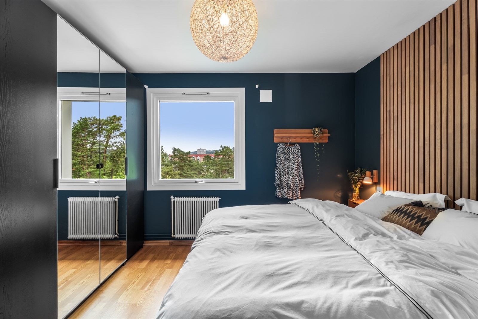 Stor garderobe med god plass til oppbevaring. Galleribilde