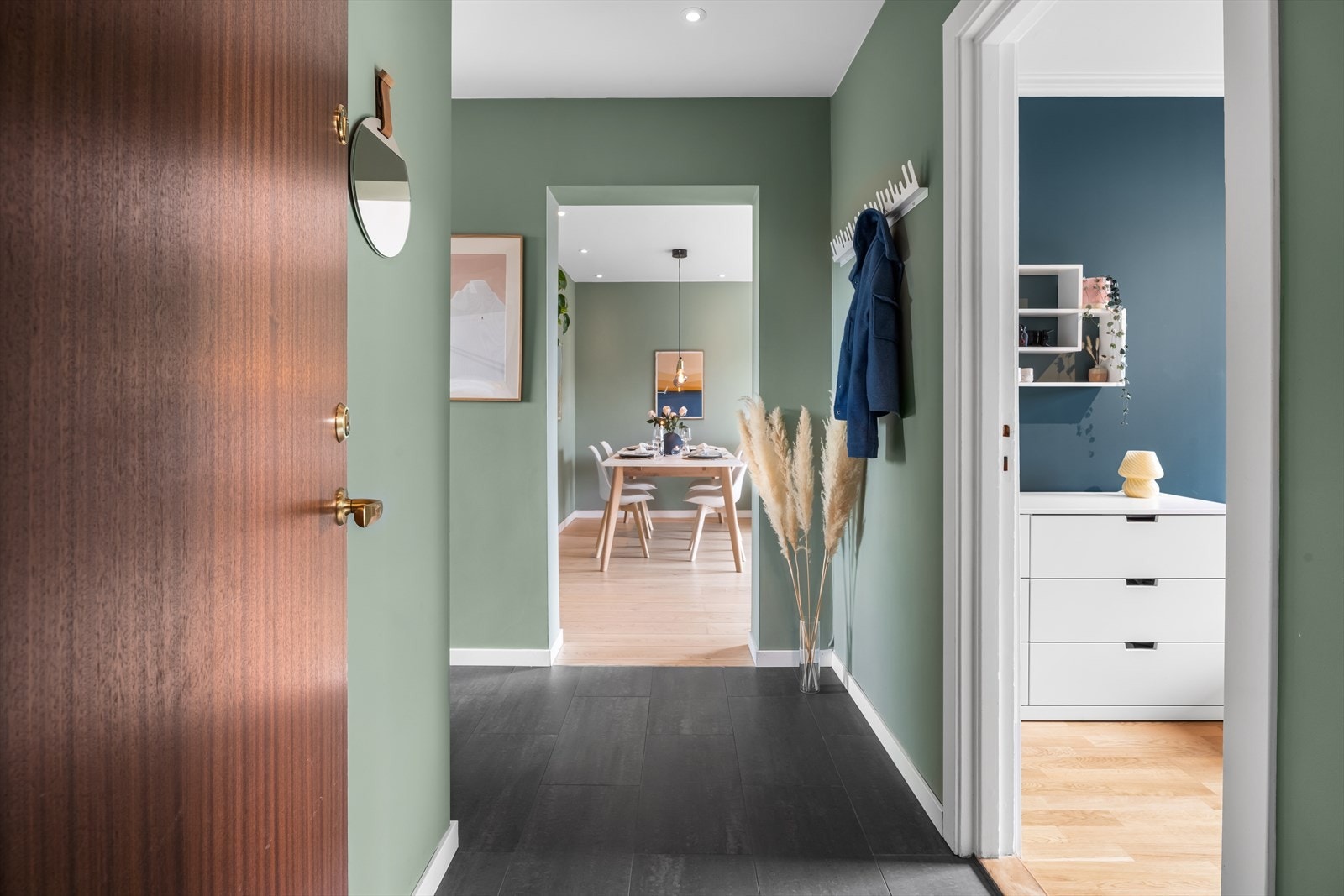 Leiligheten disponerer én kjellerbod på ca. 5 m², og én loftsbod på ca. 4 m². (Loftsboden har skråtak og disponerer mer gulvareal enn 4 m².) Galleribilde