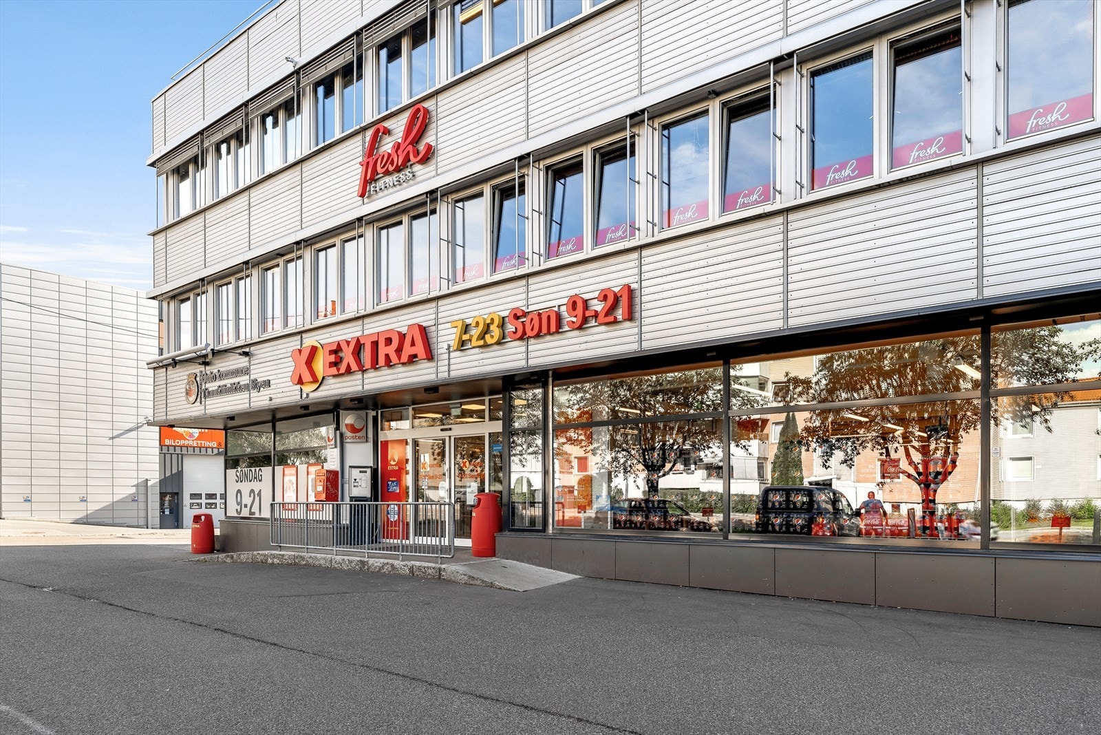 Coop Extra og Fresh fitness ligger like ved leiligheten. 2 min gange. Galleribilde