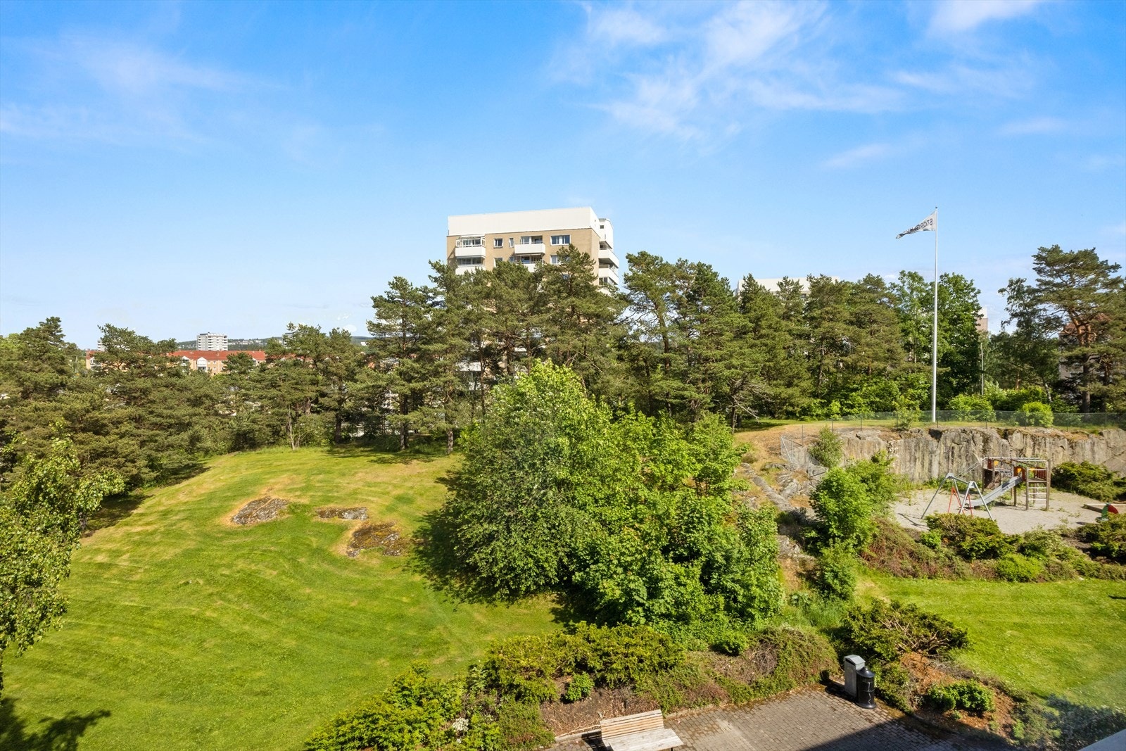 Fellesområdene er opparbeidet med plen, diverse beplantninger, parkeringsareal, sittegrupper og lekeplasser. Galleribilde
