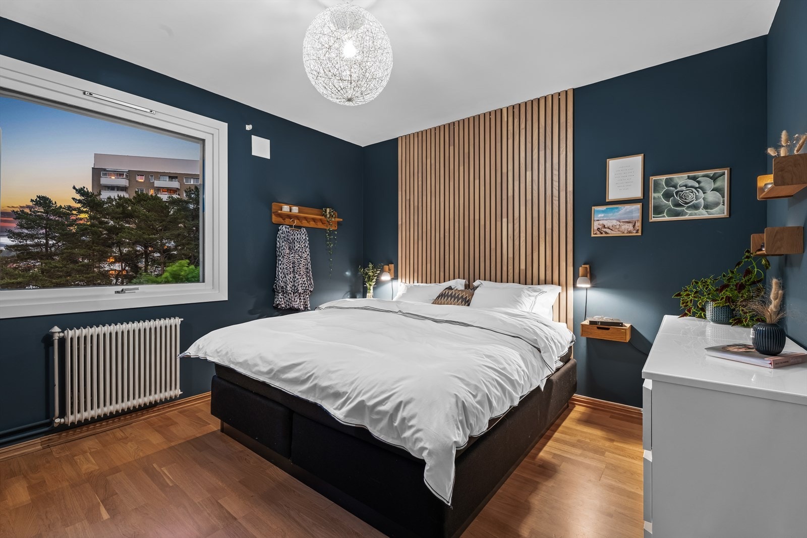 Leiligheten har to gode soverom med fine innredningsmuligheter. Moderne preg med spiler over seng. Galleribilde