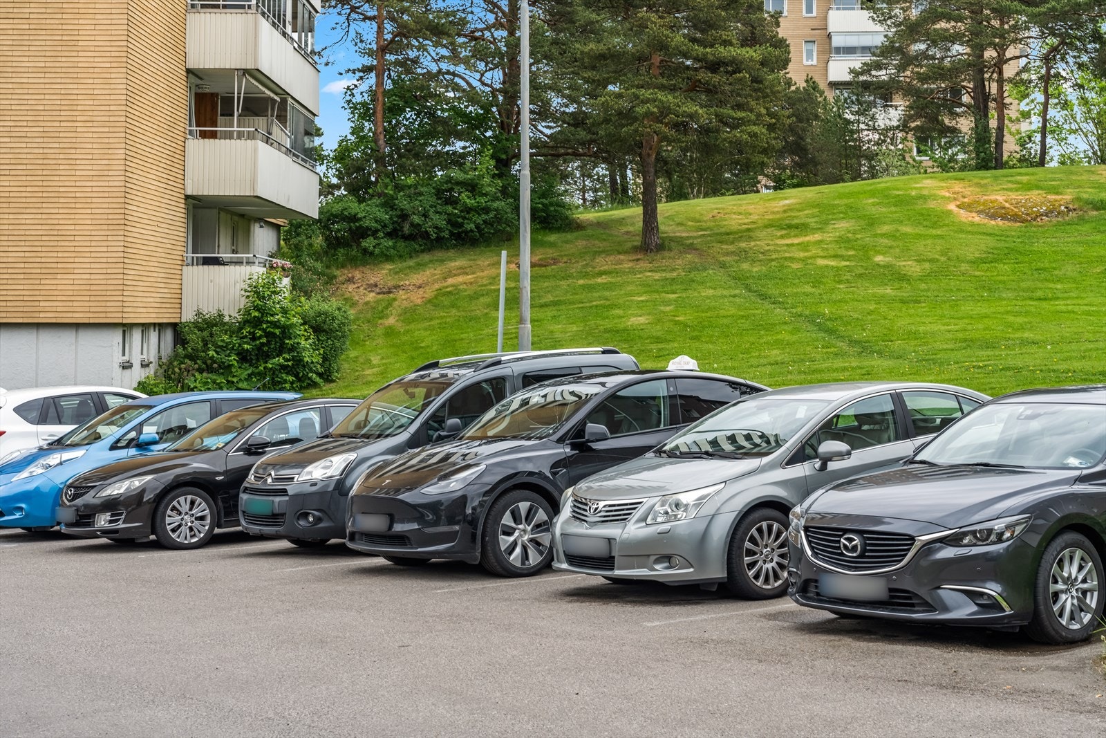 Hver beboer får 2 digitale parkeringskort som kan brukes på felles parkering etter første mann til mølla prinsippet. Galleribilde