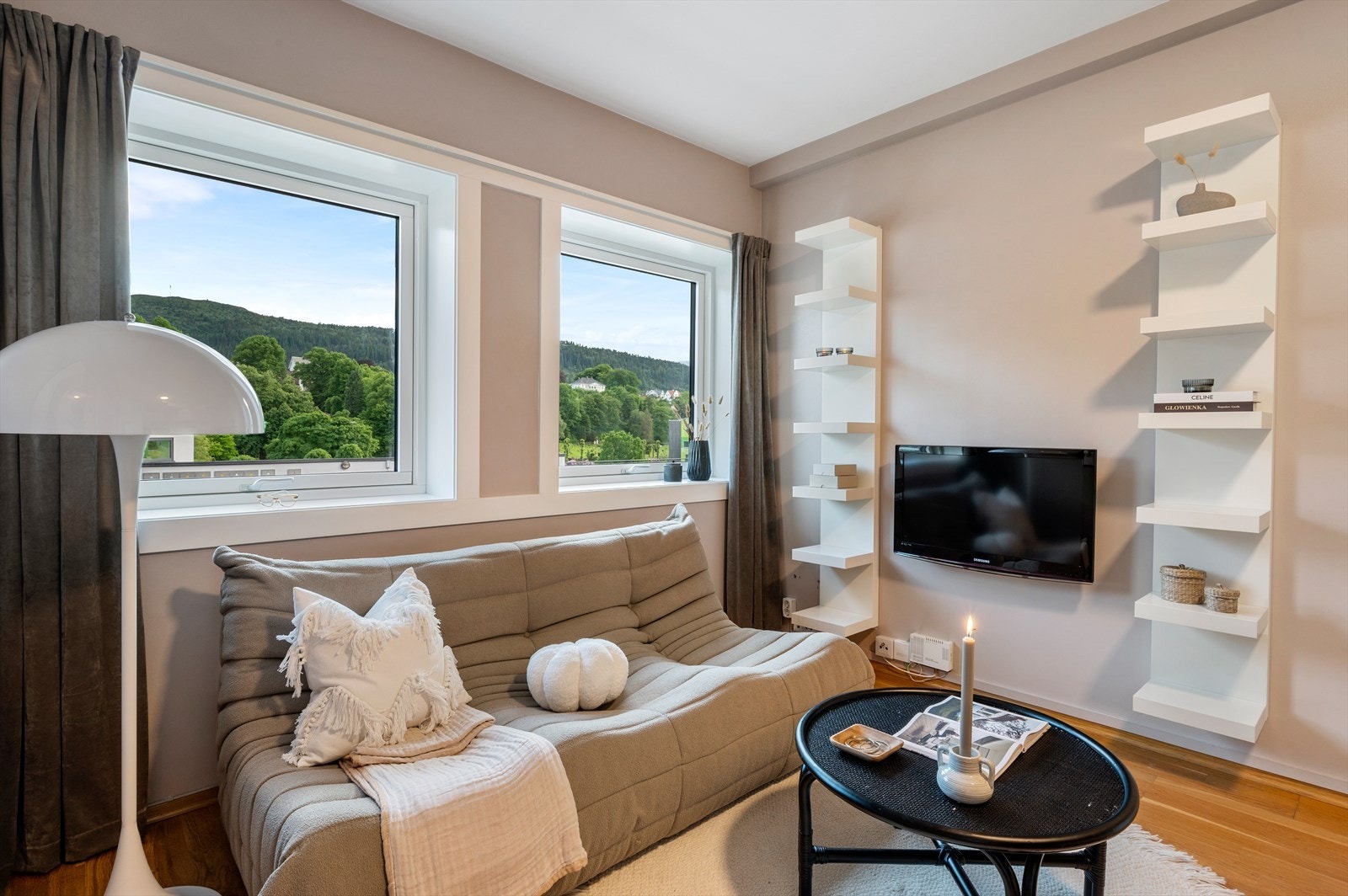- Entré/stue/kjøkken måler 18,6m² - Galleribilde