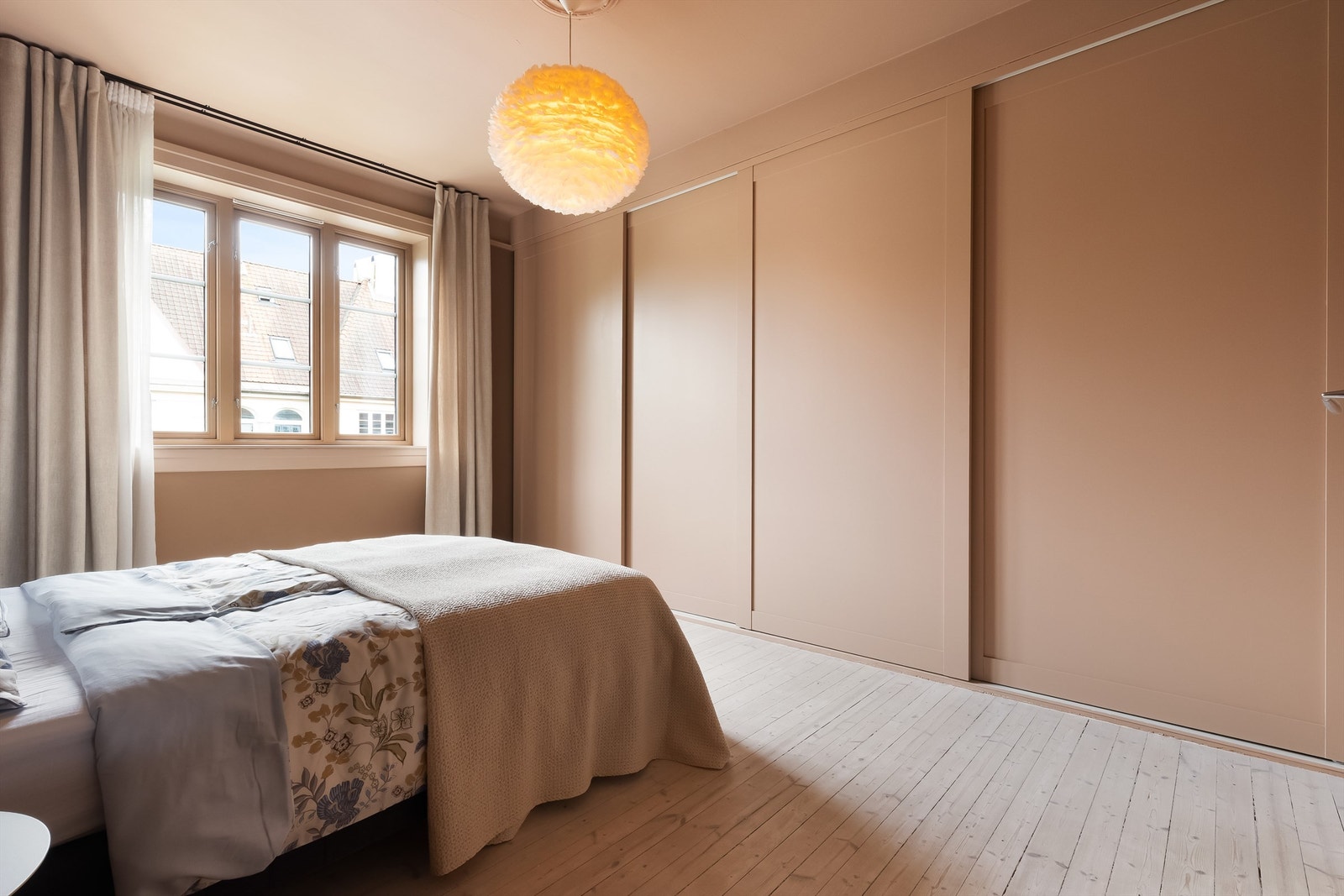 Hovedsoverommet er romslig med rikelig av oppbevaringsplass i stor skyvedørsgarderobe. Galleribilde