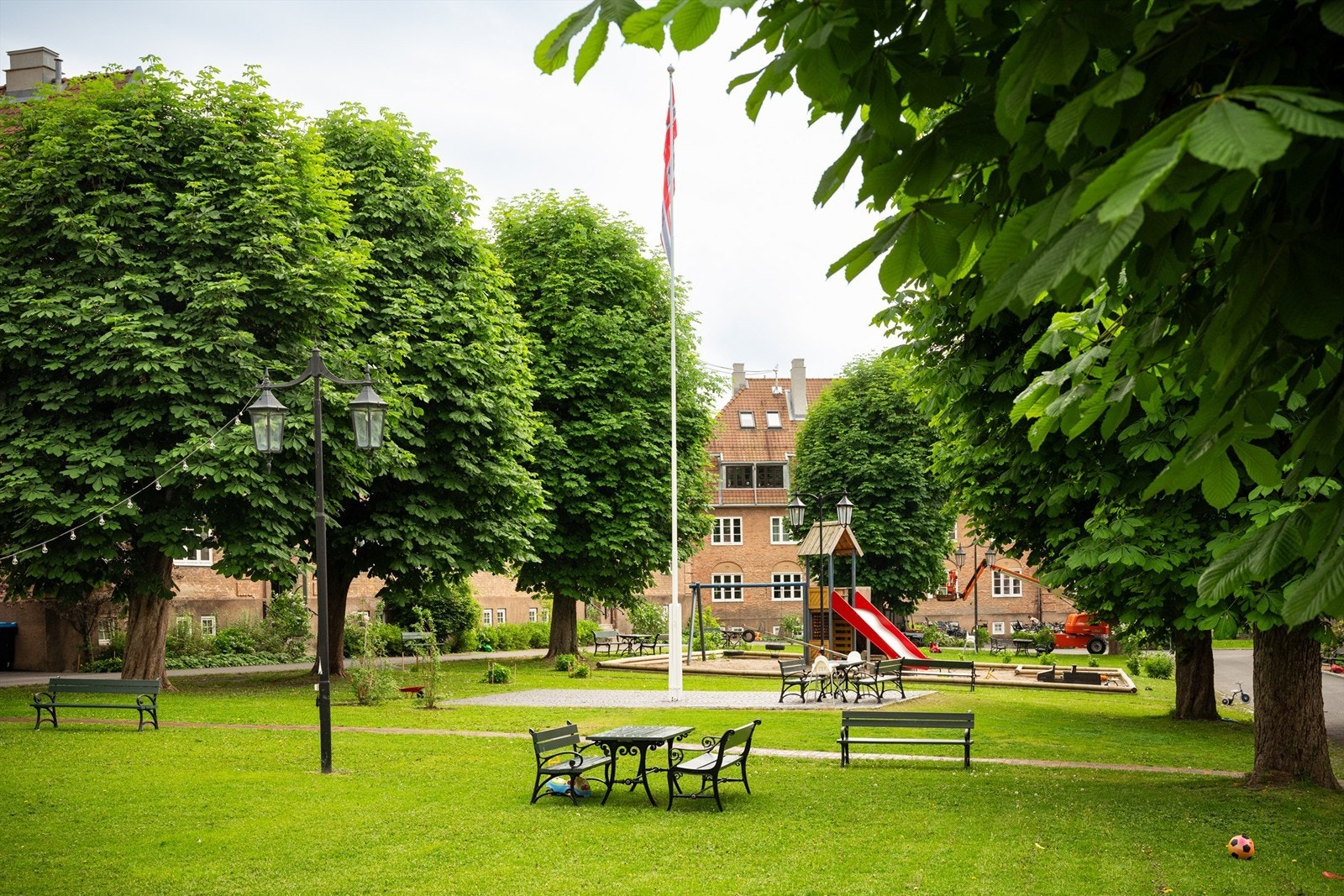 Det er også sittegrupper og kullgrill i bakgården. Galleribilde