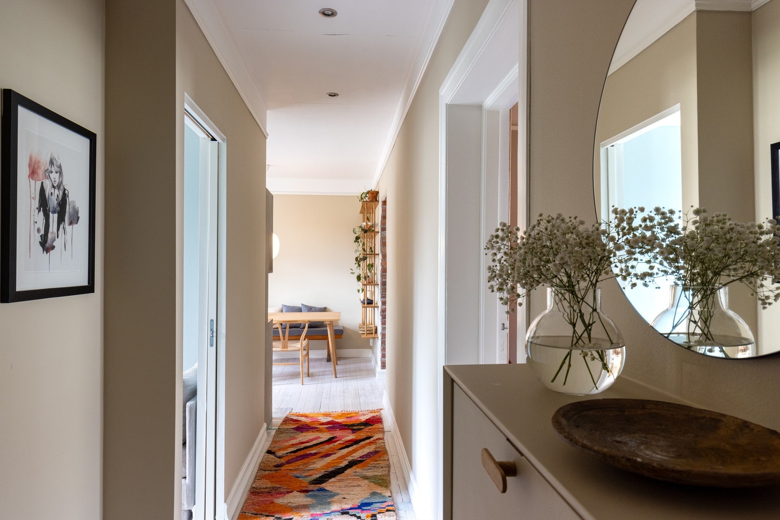 Romslig gang med plass for oppbevaringsmøbler. Galleribilde