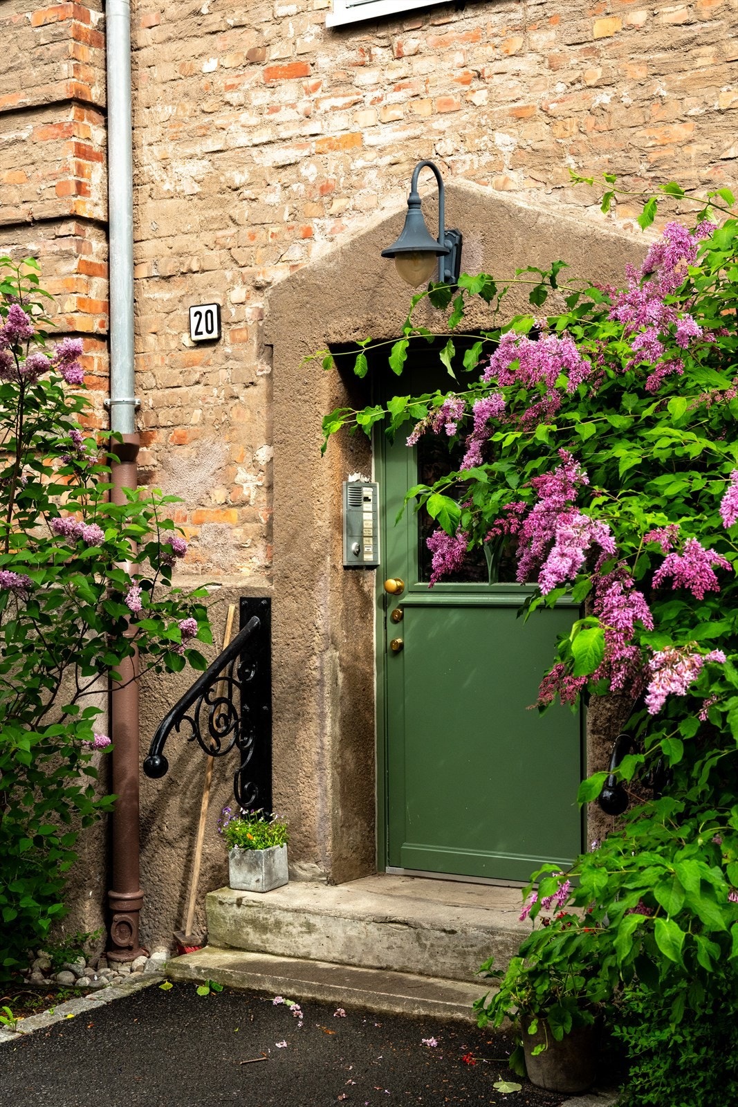Her sitter historien igjen i de gamle teglstensveggene. Galleribilde