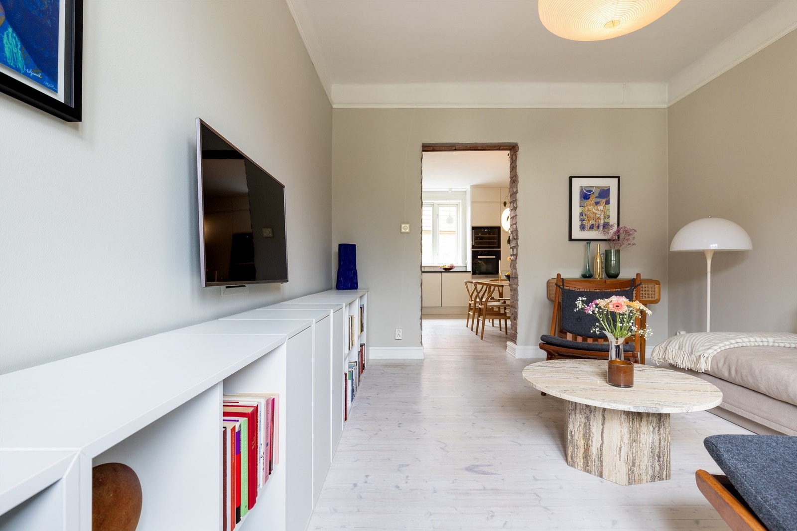 Overflatene er malt i en moderne, behagelig fargetone. Galleribilde