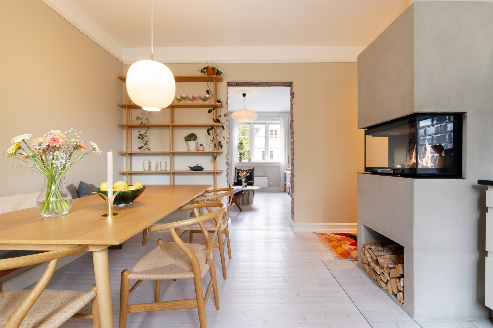 Gjennomgående planløsning sørger for optimale lysforhold. Galleribilde