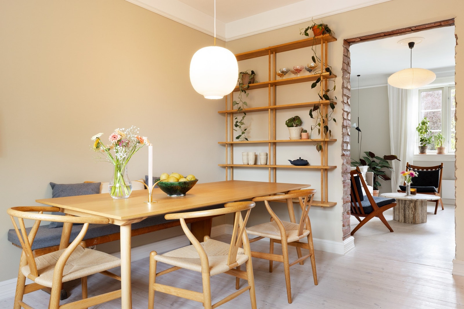 Det er god plass til langbord på kjøkkenet med rom for mange gjester. Galleribilde