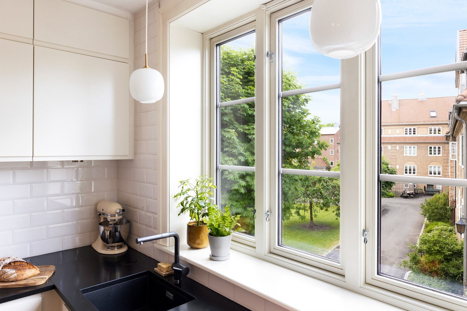 Leiligheten ligger i et attraktivt boligområde i Lindern Hageby i bydel St. Hanshaugen i Oslo. Galleribilde