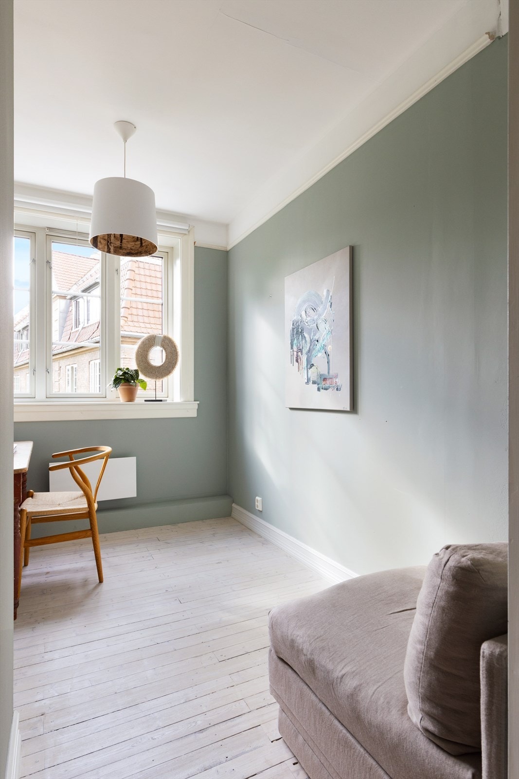 Plass for seng og nattbord, eventuelt kontorløsning. Galleribilde