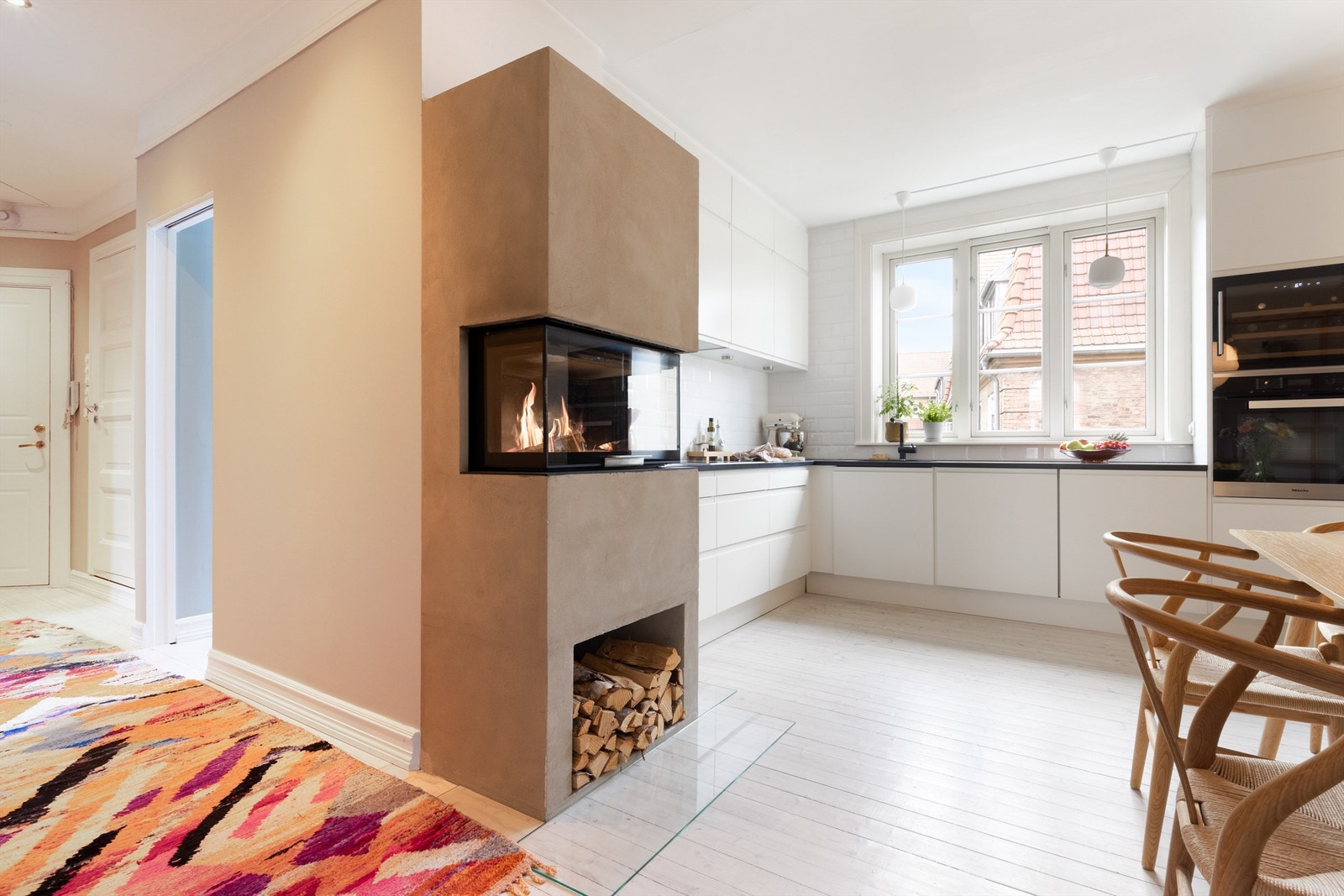 På kjøkkenet er det en koselig peisovn som varmer godt i kaldere årstider. Galleribilde