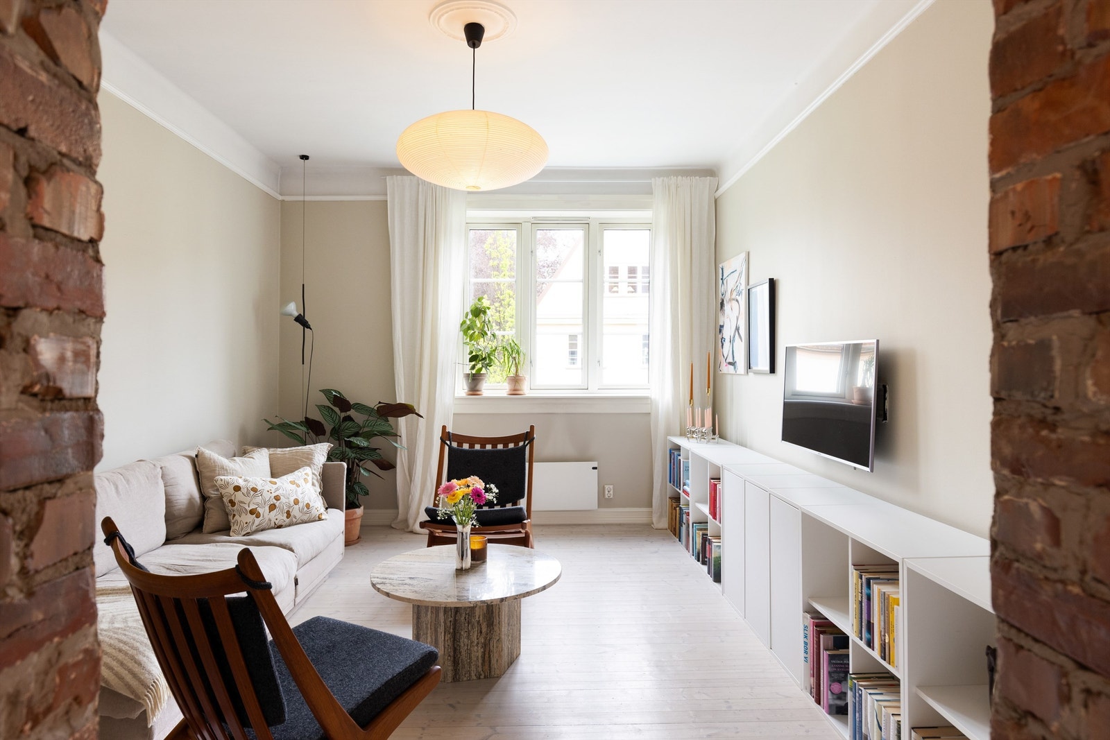 Lys og innbydende stue med god plass for å innrede etter ønske og behov. Galleribilde