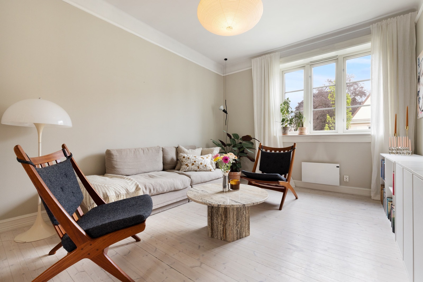 De store vindusflatene slipper inn rikelig med naturlig lys. Galleribilde