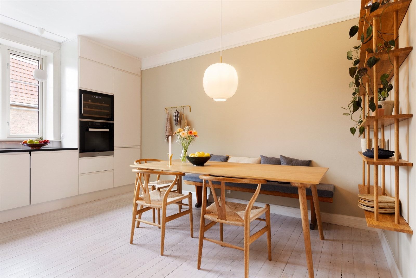 Legg også merke til den gode takhøyden, målt til ca. 2,75 meter. Galleribilde