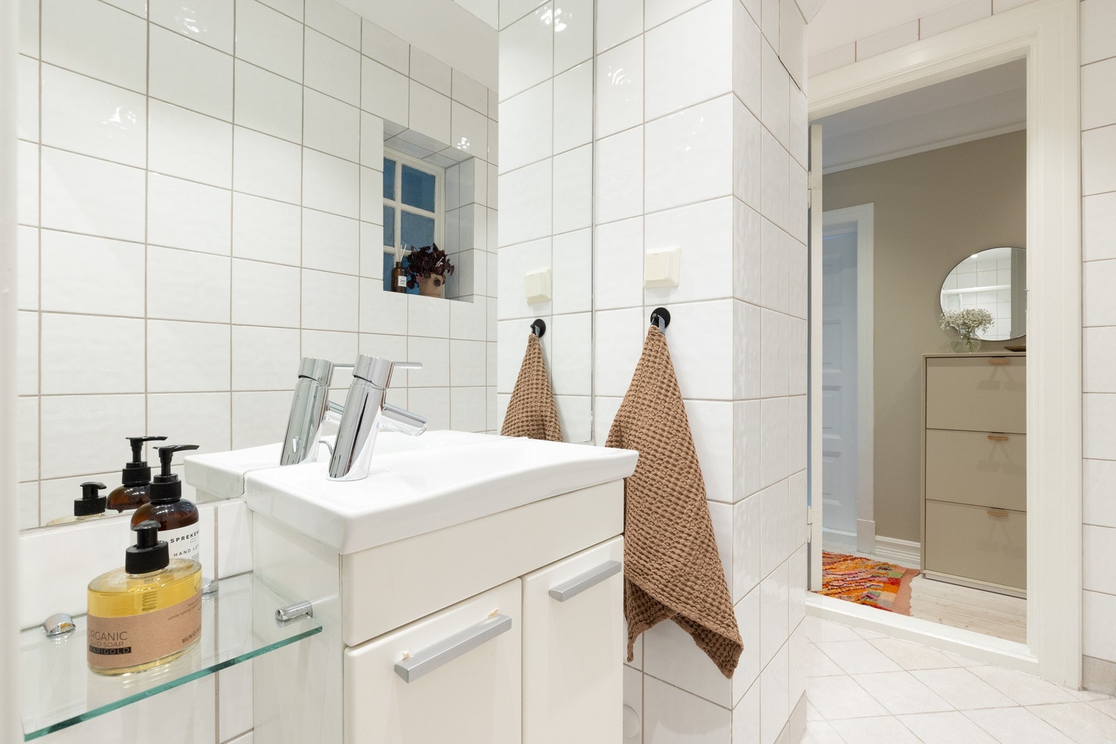 Vegghengt skap med ovenpåliggende servant med speil over. Galleribilde