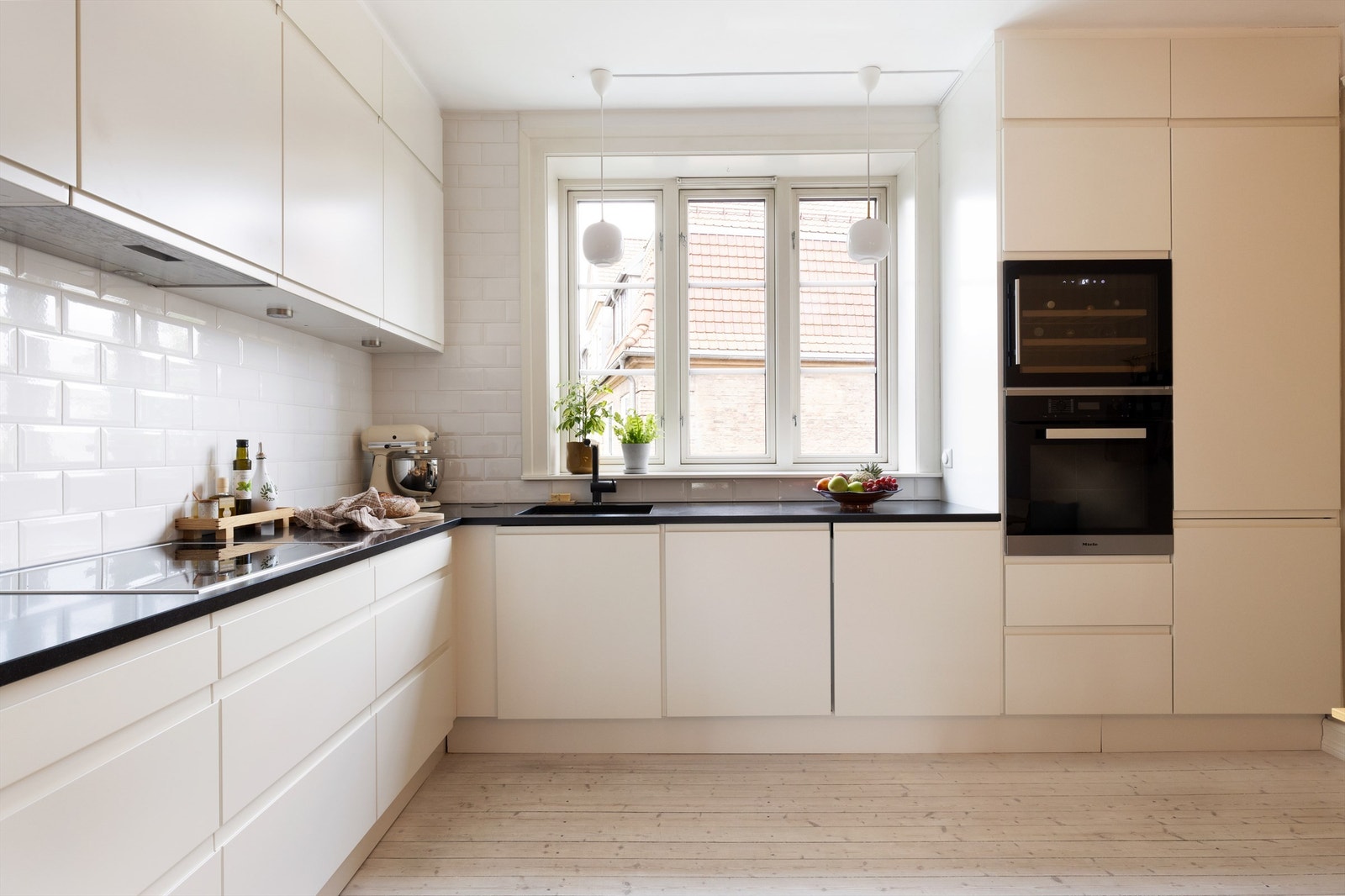 Det flotte kjøkkenet er fra HTH (2016) og har en tidsmessig innredning. Galleribilde