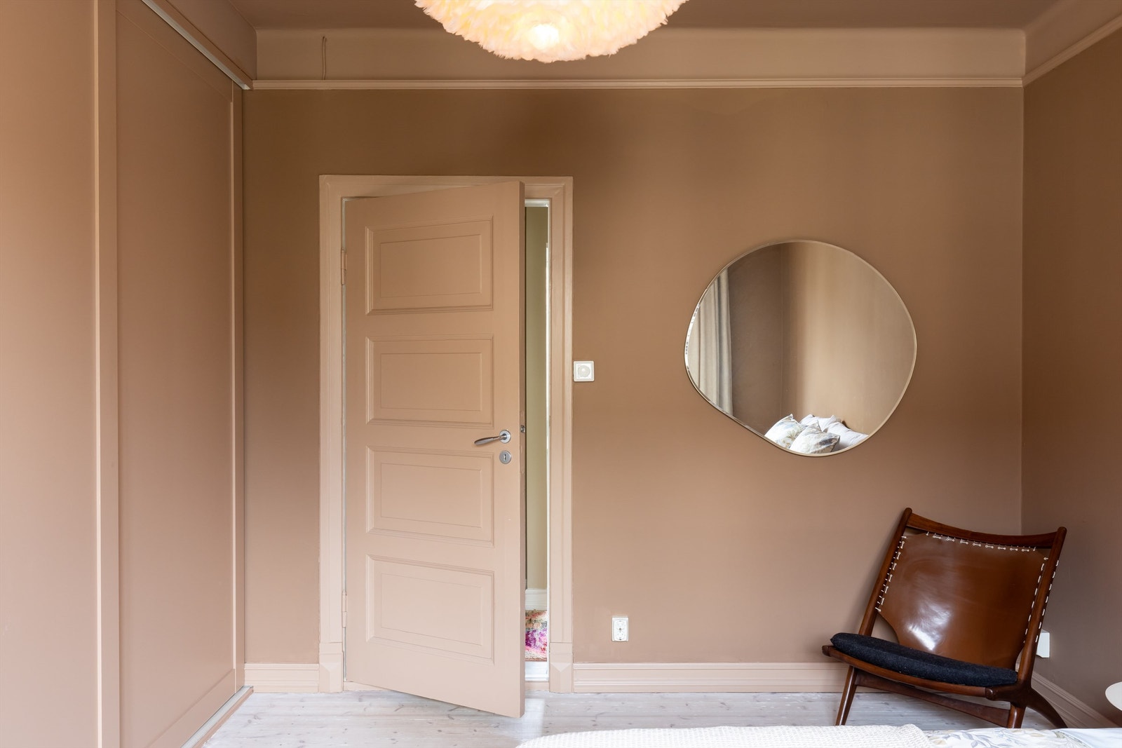 Rommet er malt i en ton-i-ton farge som gir en flott helhet. Galleribilde