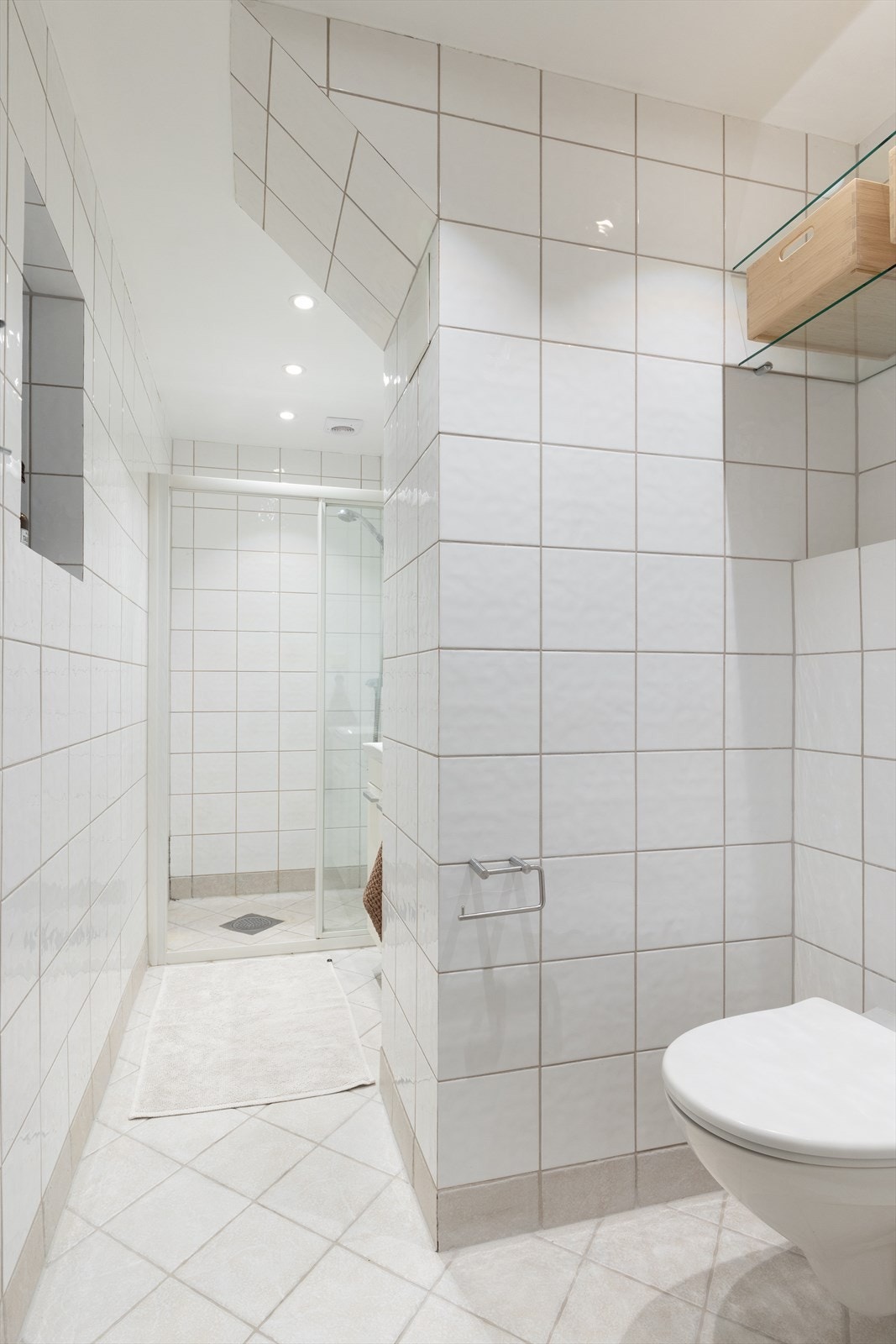 Videre har leiligheten et flislagt bad med varmekabler i gulvet. Galleribilde