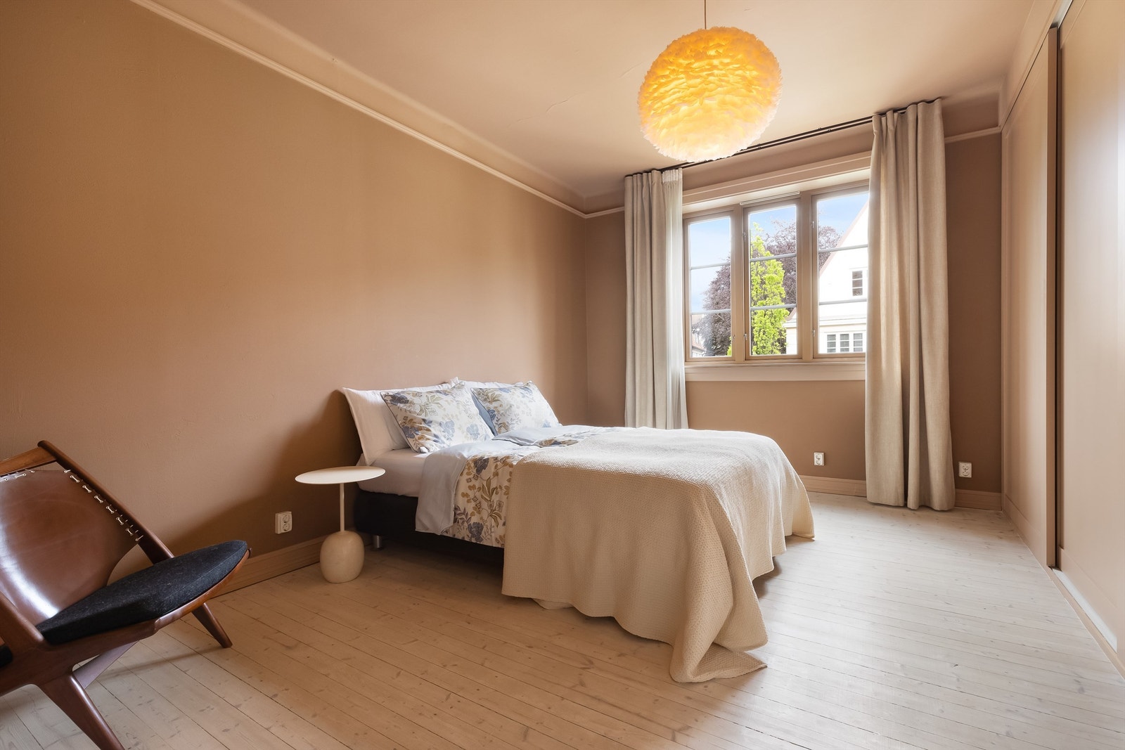 God plass for dobbeltseng med tilhørende nattbord på hver side. Galleribilde