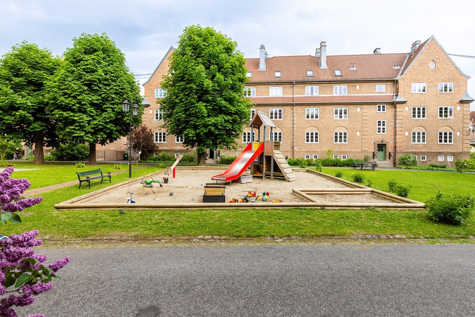 Her finnes et hyggelig og sosialt miljø med blant annet en stor sandkasse med lekeapparater. Galleribilde