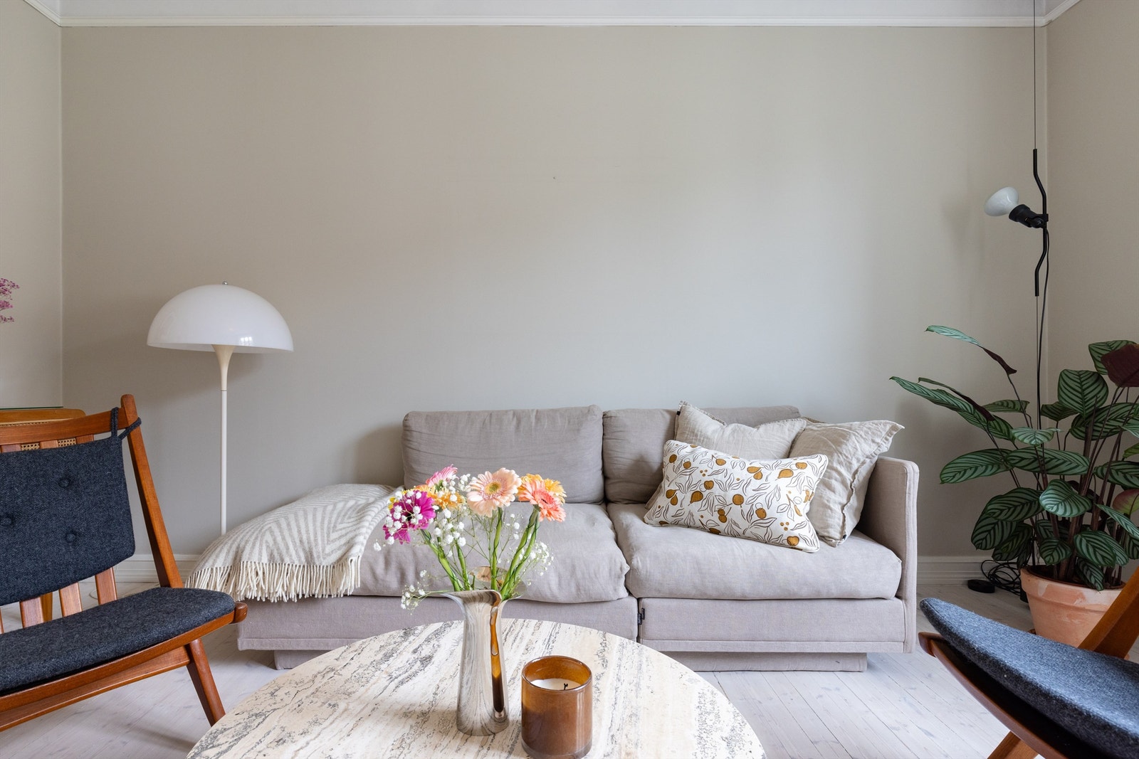 Det er god plass til sofa, bord og stoler. Galleribilde