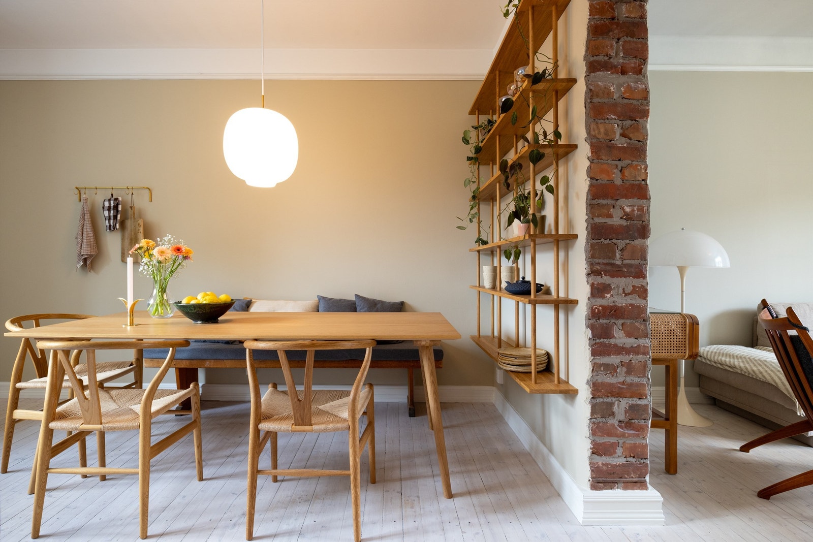 Samtidig er leilighetens sjarm bevart gjennom originale tregulv og eksponerte teglstensvegger. Galleribilde