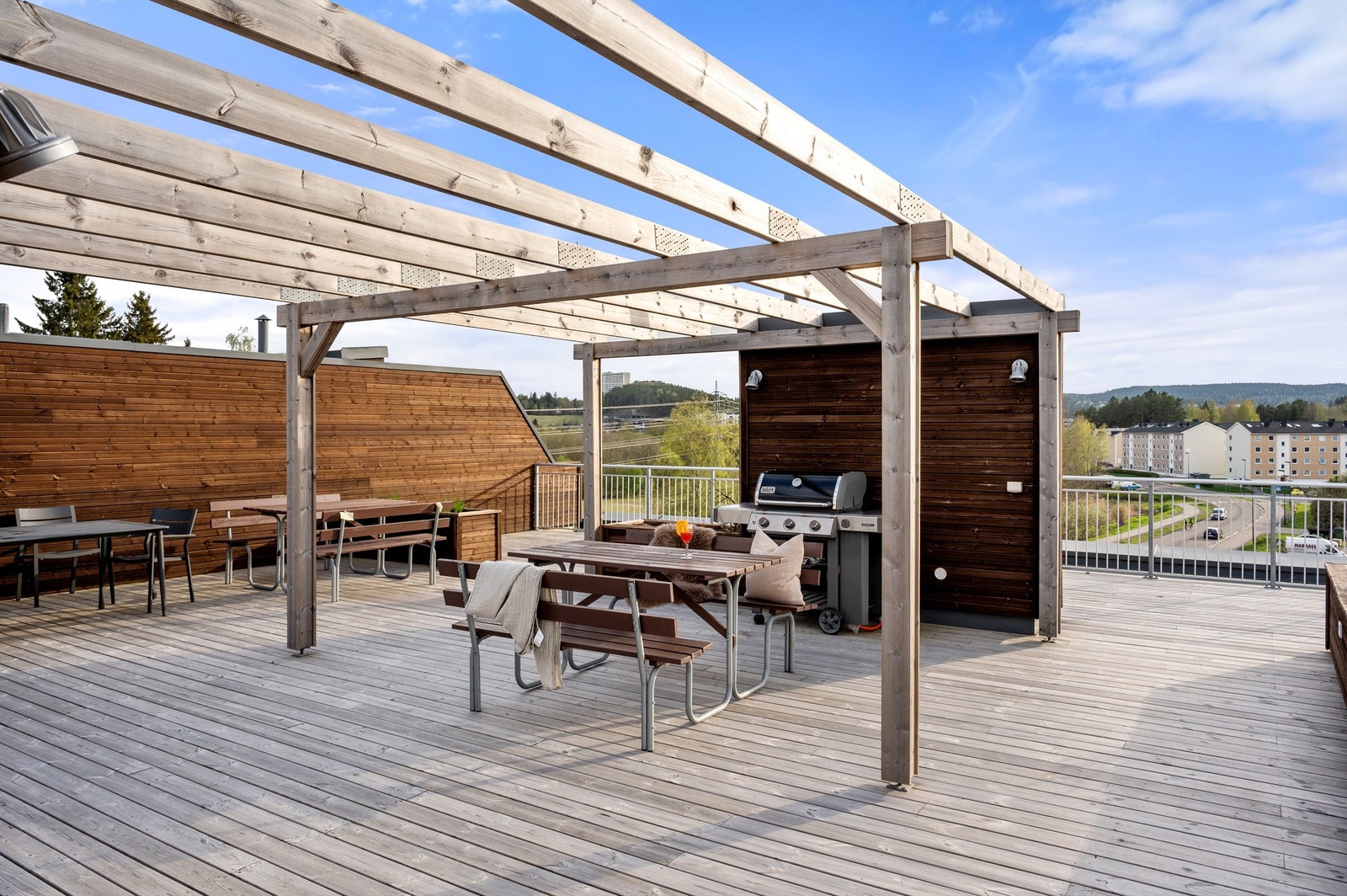 Felles takterrasse med flere sittegrupper og grill Galleribilde