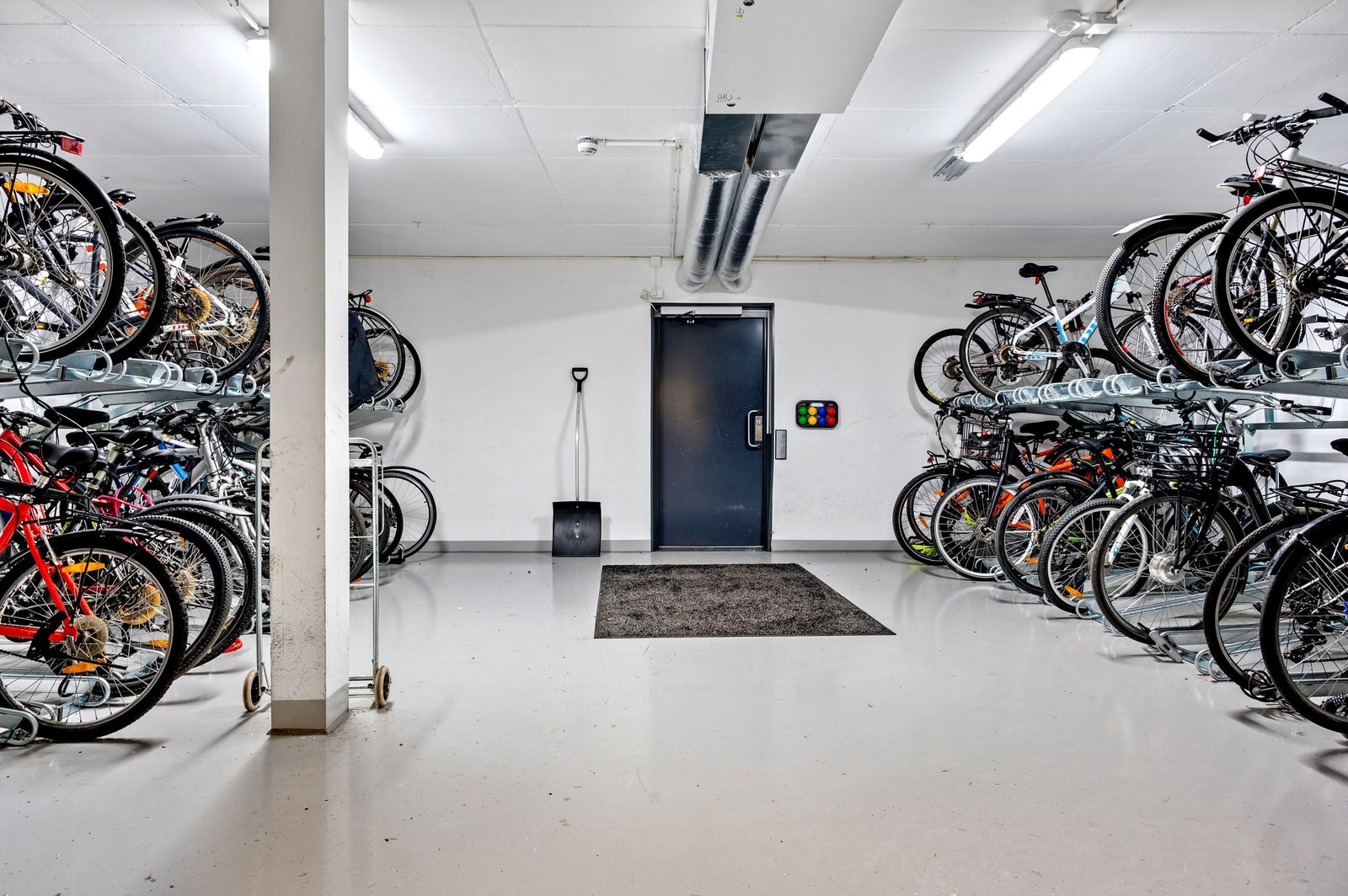 Felles sykkelparkering i kjeller Galleribilde