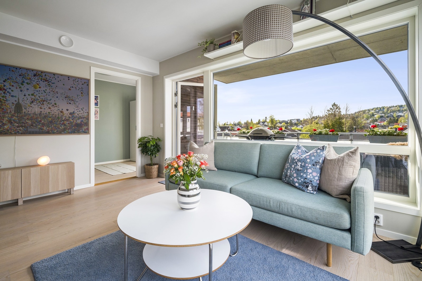 Innbydende og moderne hjørneleilighet med toppmoderne standard og en luftig romfølelse Galleribilde