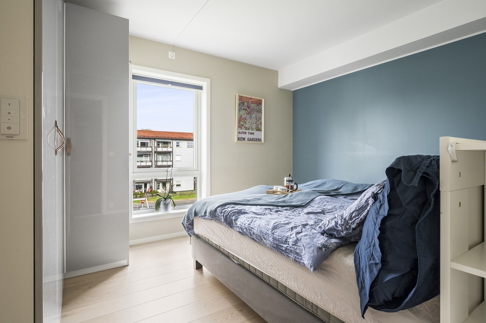 Det første soverommet er av god størrelse med plass til stor dobbeltseng og tilhørende nattbord på hver side Galleribilde