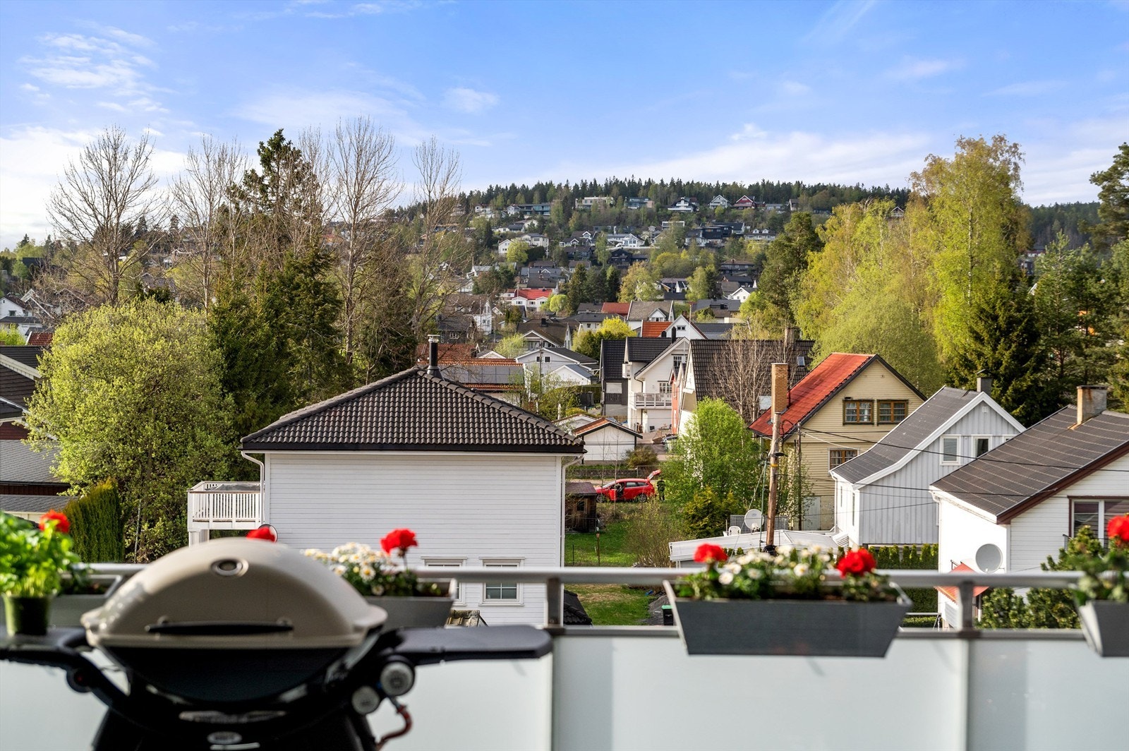 Høyt og fritt beliggende med utsikt over småhusbebyggelse Galleribilde