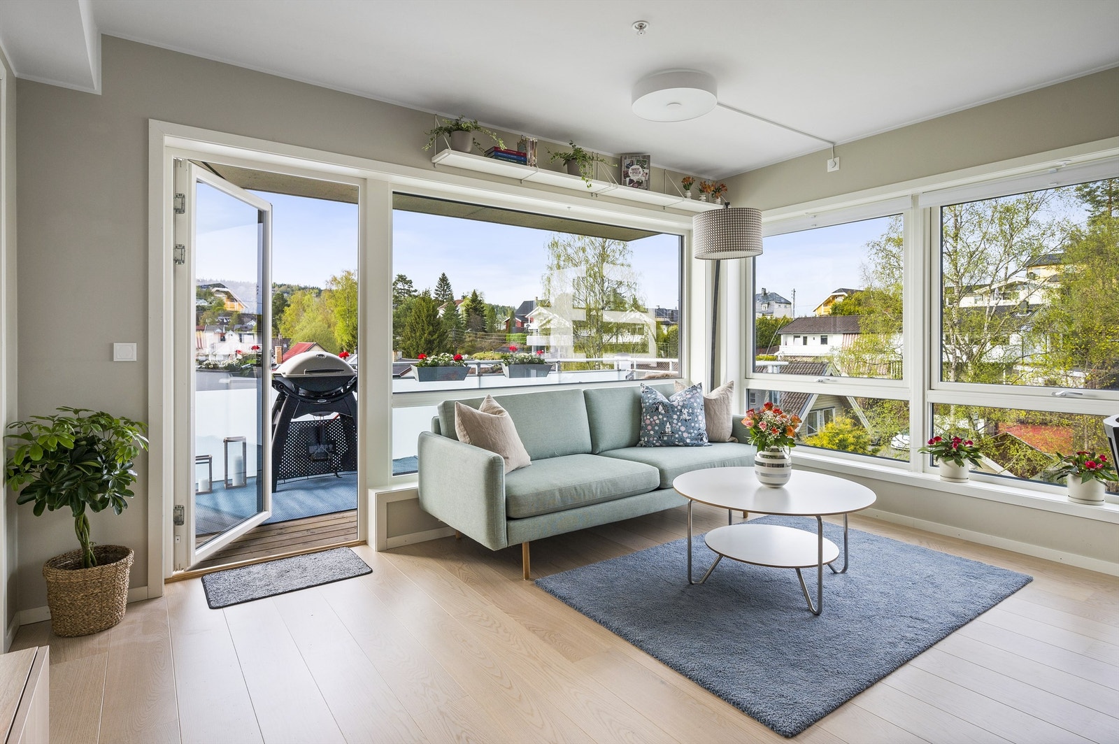 Fra stuen er det videre adkomst til en lun og romslig balkong hvor solen skinner nesten hele dagen og kvelden midtsommers! Galleribilde