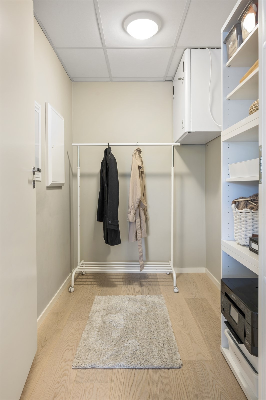 Innvendig bod med god oppbevaringskapasitet Galleribilde