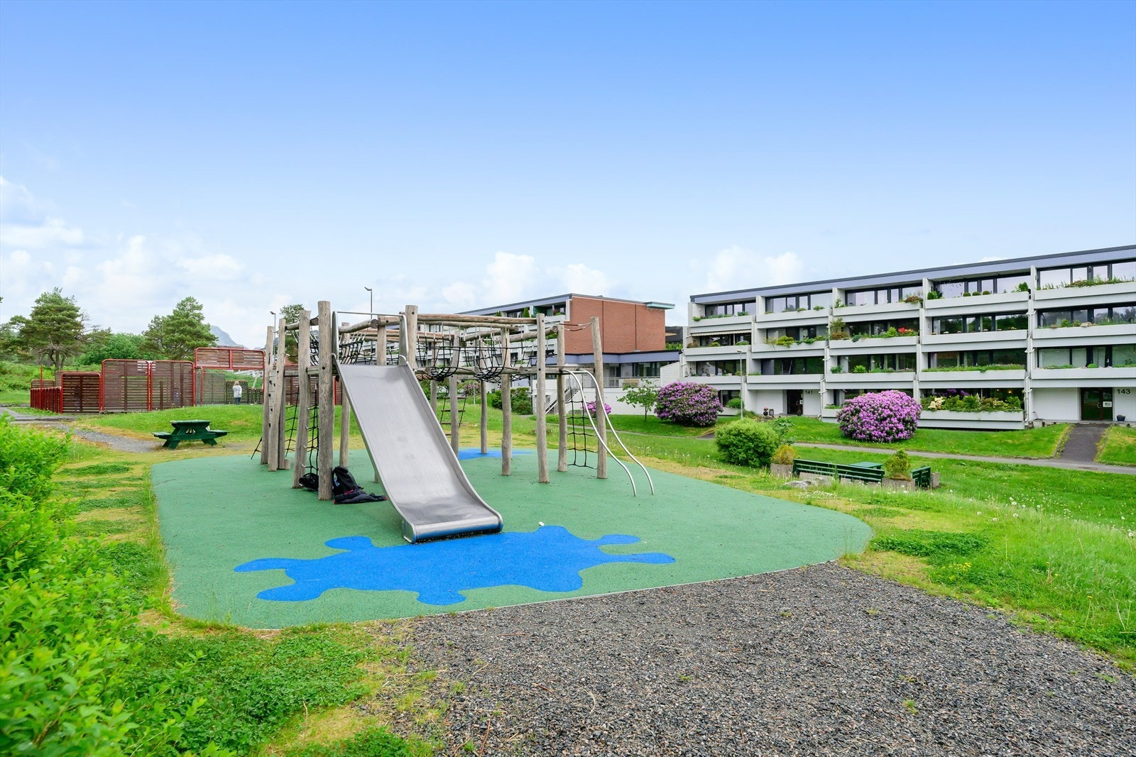 Nærhet til skole, barnehager, dagligvarebutikker, treningssenter og varierte turmuligheter Galleribilde
