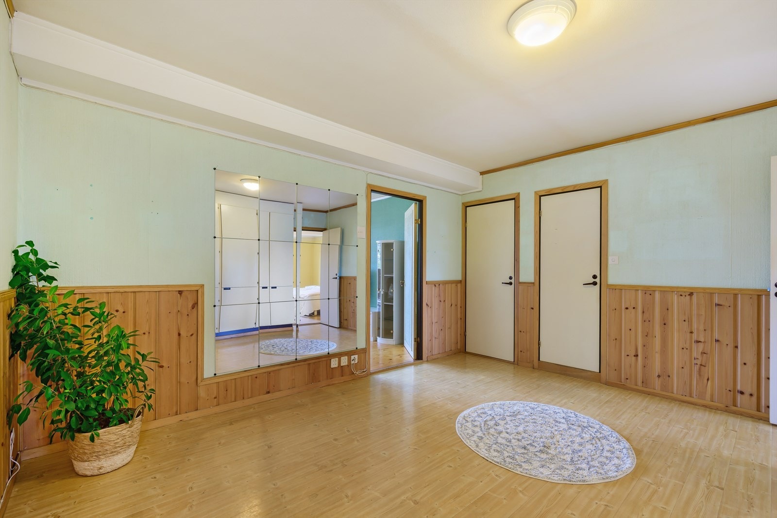 Hall/gang med inngang til stue, bad og vaskerom Galleribilde