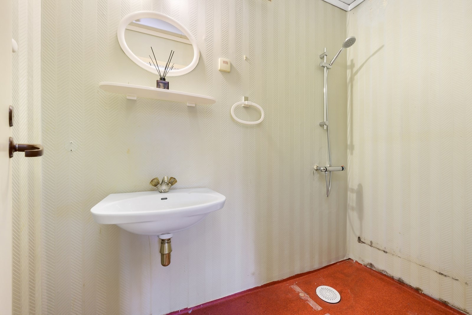 Leiligheten har 2 bad. Direkte inngang til eget bad fra hovedsoverom Galleribilde