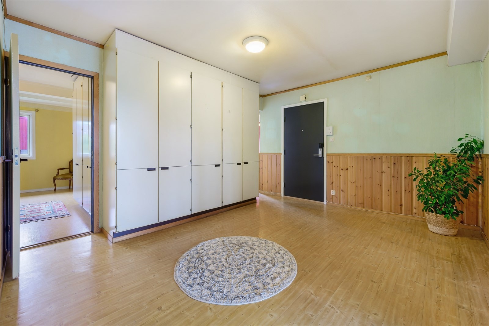 Det er god garderobeplass i hall/gang Galleribilde