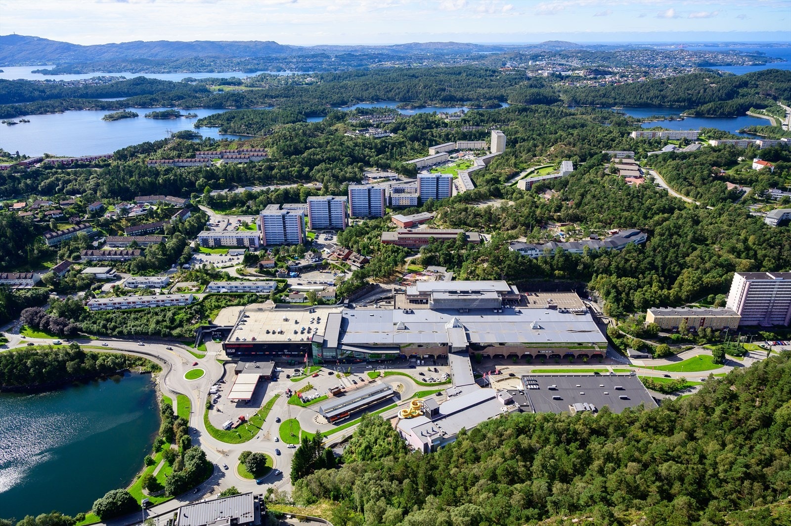 Vestkanten Storsenter, som tilbyr et bredt spekter av butikker som dagligvarer, klær, vinmonopol, apotek, restauranter, kafeer, og andre tjenester. Galleribilde