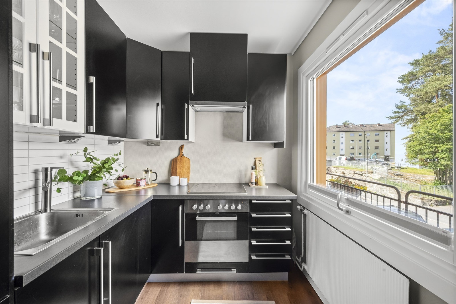 Kjøkkeninnredning fra 2009 med profilerte, mørke fronter. Galleribilde